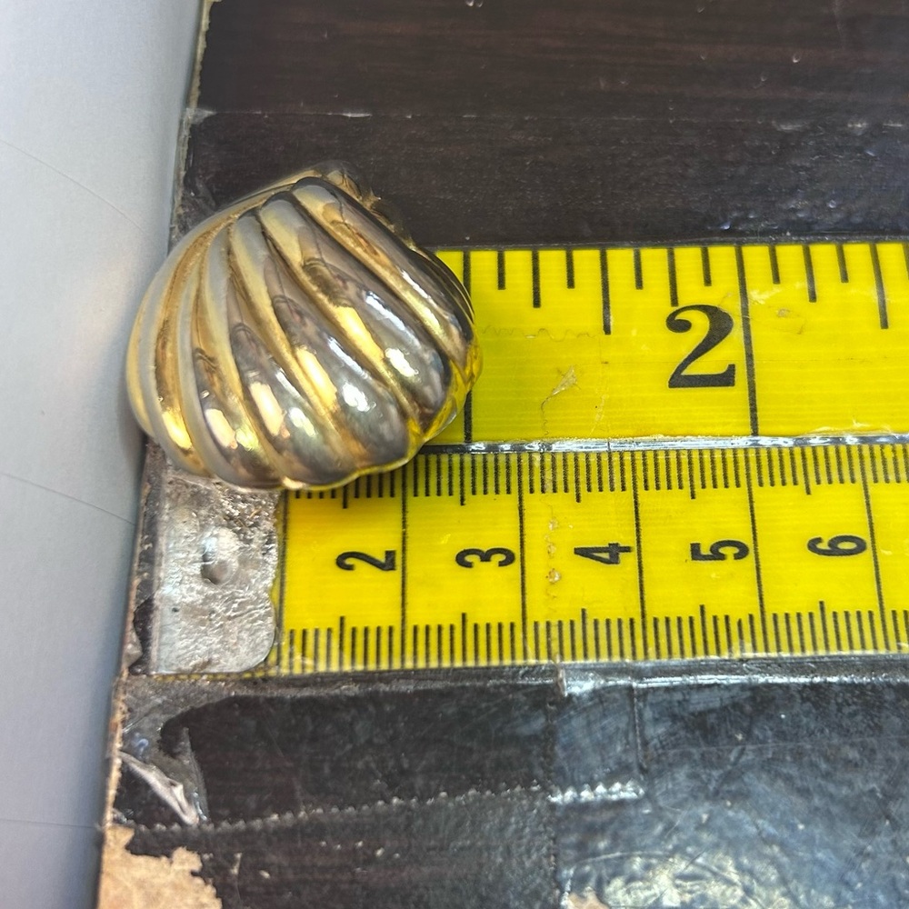 Vintage Gold-Tone Clip-On Earrings Ribbed Shell Design Costume Jewelry - Picture 6 of 6